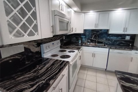 Copropriété à louer à Hollywood, Floride: 2 chambres, 119.66 m2 № 1922329 - photo 27