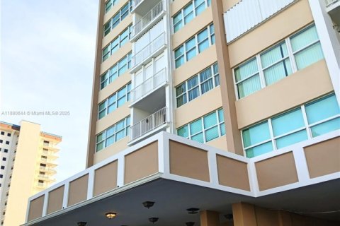 Copropriété à louer à Hollywood, Floride: 2 chambres, 119.66 m2 № 1922329 - photo 2