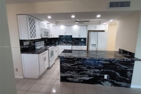 Copropriété à louer à Hollywood, Floride: 2 chambres, 119.66 m2 № 1922329 - photo 26