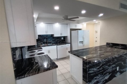 Copropriété à louer à Hollywood, Floride: 2 chambres, 119.66 m2 № 1922329 - photo 21