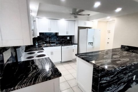 Copropriété à louer à Hollywood, Floride: 2 chambres, 119.66 m2 № 1922329 - photo 29