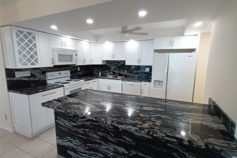 Copropriété à louer à Hollywood, Floride: 2 chambres, 119.66 m2 № 1922329 - photo 23