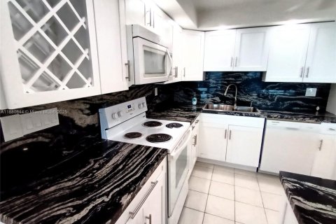 Copropriété à louer à Hollywood, Floride: 2 chambres, 119.66 m2 № 1922329 - photo 28