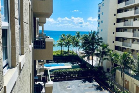 Condo in Hallandale Beach, Florida, 2 bedrooms  № 1937493 - photo 2