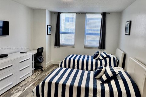 Condo in Hallandale Beach, Florida, 2 bedrooms  № 1937493 - photo 29