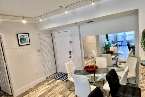 Condo in Hallandale Beach, Florida, 2 bedrooms  № 1937493 - photo 14