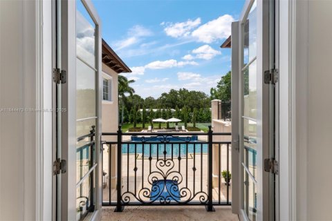 Casa en venta en Miami, Florida, 7 dormitorios, 856.56 m2 № 1893133 - foto 8