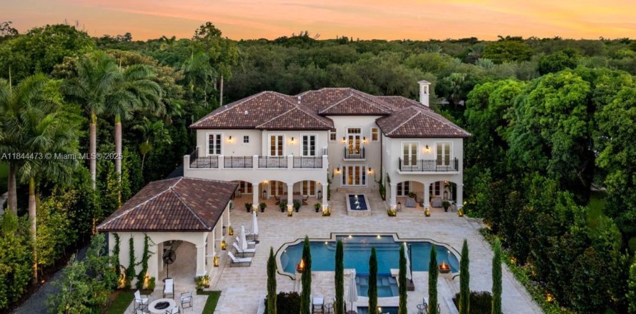 Casa en Miami, Florida 7 dormitorios, 856.56 m2 № 1893133