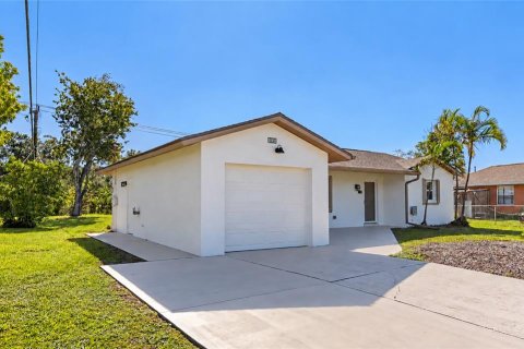 House in Venice, Florida 2 bedrooms, 110.83 sq.m. № 2430410 - photo 2
