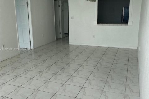 Condo in Miami, Florida, 1 bedroom  № 2041855 - photo 5