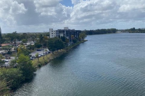 Condo in Miami, Florida, 1 bedroom  № 2041855 - photo 4