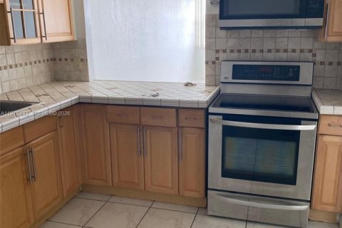 Condo in Miami, Florida, 1 bedroom  № 2041855 - photo 9