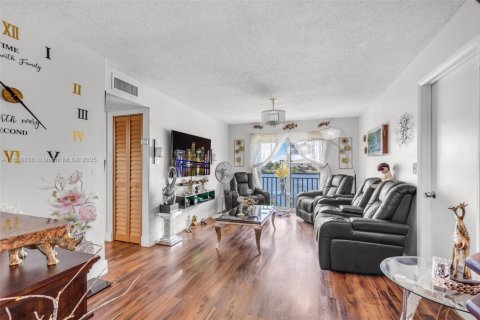 Condo in Hialeah Gardens, Florida, 3 bedrooms  № 1887369 - photo 21