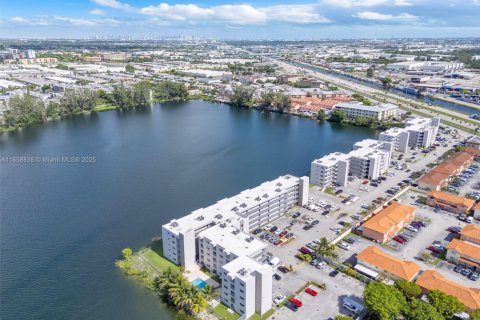 Condo in Hialeah Gardens, Florida, 3 bedrooms  № 1887369 - photo 26