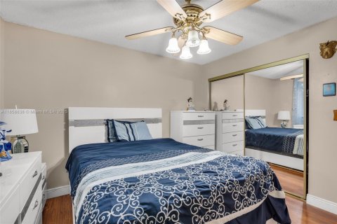 Condo in Hialeah Gardens, Florida, 3 bedrooms  № 1887369 - photo 11