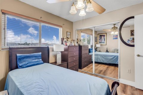 Condo in Hialeah Gardens, Florida, 3 bedrooms  № 1887369 - photo 7