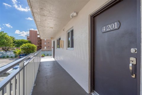 Condo in Hialeah Gardens, Florida, 3 bedrooms  № 1887369 - photo 2