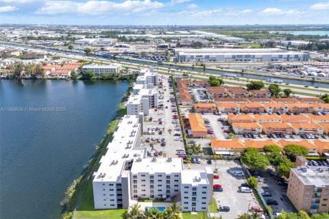Condo in Hialeah Gardens, Florida, 3 bedrooms  № 1887369 - photo 3