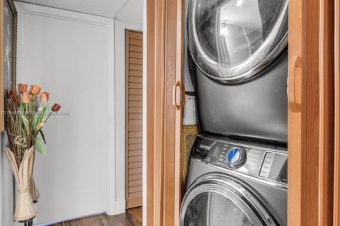 Condo in Hialeah Gardens, Florida, 3 bedrooms  № 1887369 - photo 9