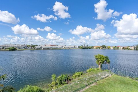 Condo in Hialeah Gardens, Florida, 3 bedrooms  № 1887369 - photo 27