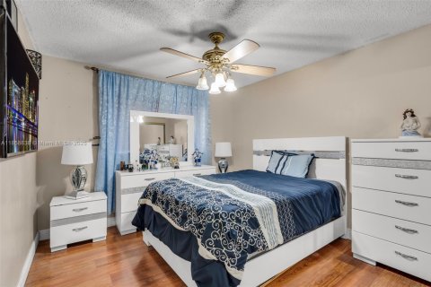 Condo in Hialeah Gardens, Florida, 3 bedrooms  № 1887369 - photo 13