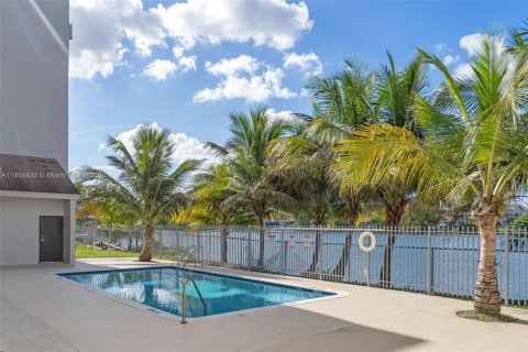 Condo in Hialeah Gardens, Florida, 3 bedrooms  № 1887369 - photo 28