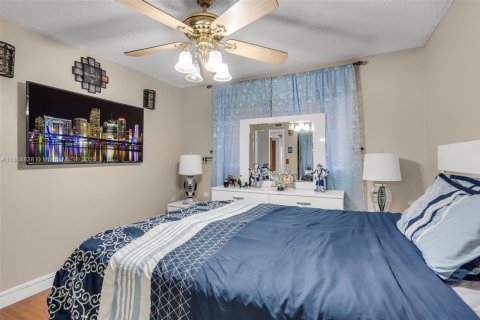 Condo in Hialeah Gardens, Florida, 3 bedrooms  № 1887369 - photo 12