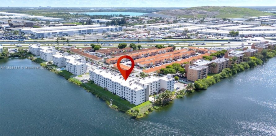 Condo in Hialeah Gardens, Florida, 3 bedrooms № 1887369