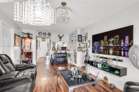 Condo in Hialeah Gardens, Florida, 3 bedrooms  № 1887369 - photo 19
