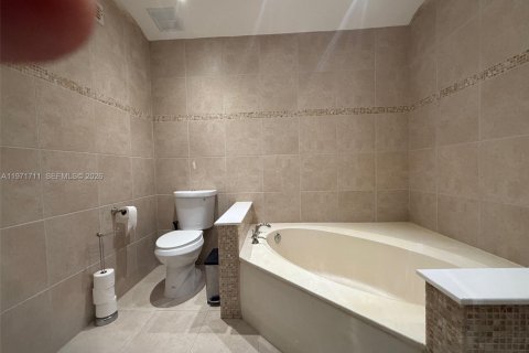 Condo in Pembroke Pines, Florida, 3 bedrooms  № 2036390 - photo 19