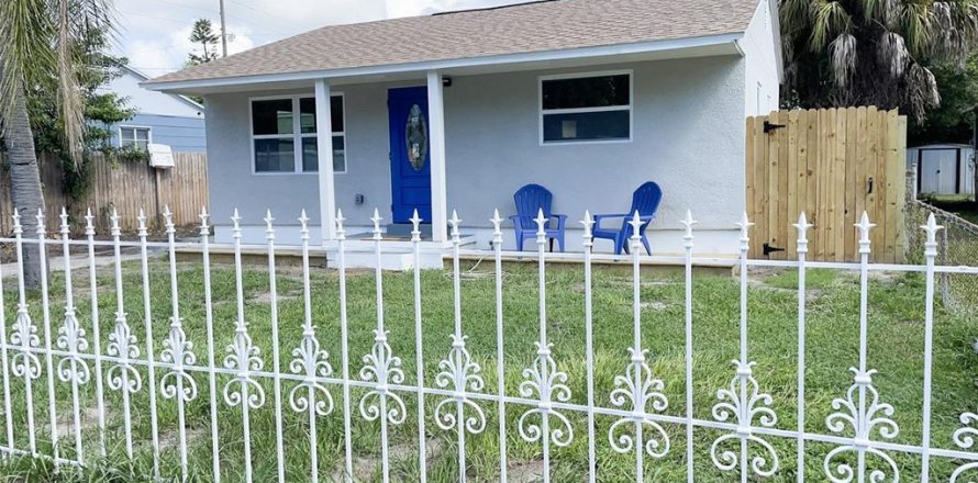 Villa ou maison à Saint Petersburg, Floride 4 chambres, 97.18 m2 № 1771569