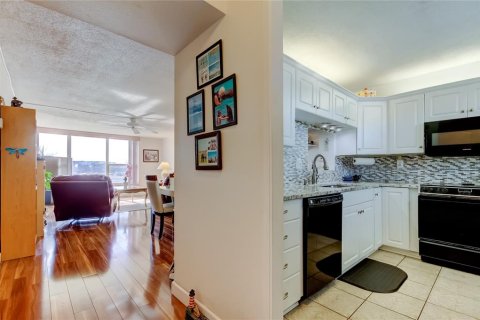 Condo in South Pasadena, Florida, 2 bedrooms  № 1740642 - photo 15