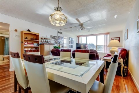 Condo in South Pasadena, Florida, 2 bedrooms  № 1740642 - photo 10