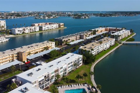 Condo in South Pasadena, Florida, 2 bedrooms  № 1740642 - photo 1