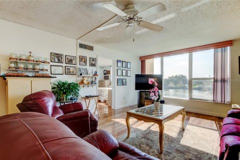 Condo in South Pasadena, Florida, 2 bedrooms  № 1740642 - photo 11