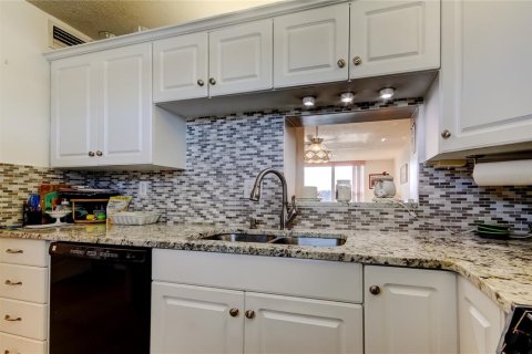 Condo in South Pasadena, Florida, 2 bedrooms  № 1740642 - photo 14