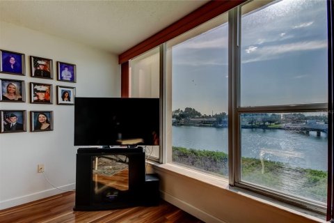 Condo in South Pasadena, Florida, 2 bedrooms  № 1740642 - photo 6