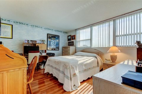 Condo in South Pasadena, Florida, 2 bedrooms  № 1740642 - photo 16