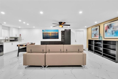 House in Miami, Florida 2 bedrooms, 74.32 sq.m. № 2013570 - photo 5