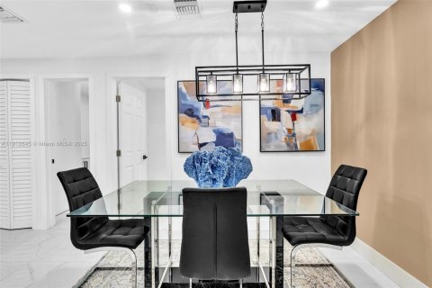 House in Miami, Florida 2 bedrooms, 74.32 sq.m. № 2013570 - photo 16