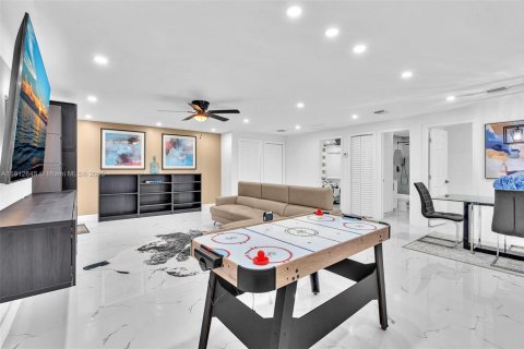 House in Miami, Florida 2 bedrooms, 74.32 sq.m. № 2013570 - photo 8