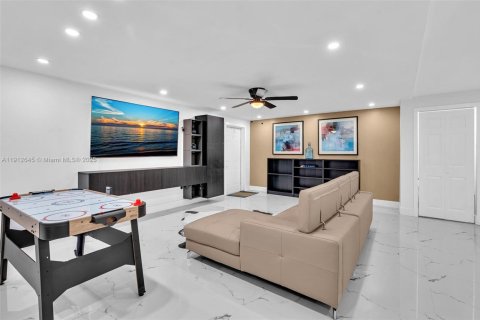 House in Miami, Florida 2 bedrooms, 74.32 sq.m. № 2013570 - photo 6