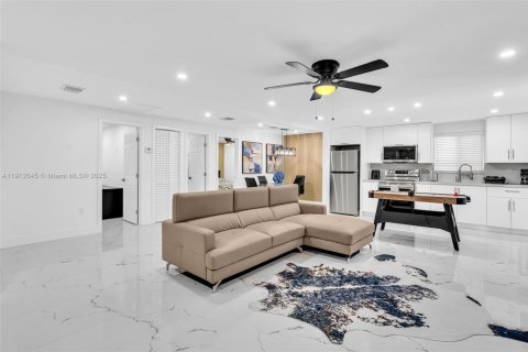 House in Miami, Florida 2 bedrooms, 74.32 sq.m. № 2013570 - photo 3