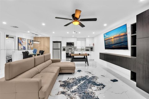 House in Miami, Florida 2 bedrooms, 74.32 sq.m. № 2013570