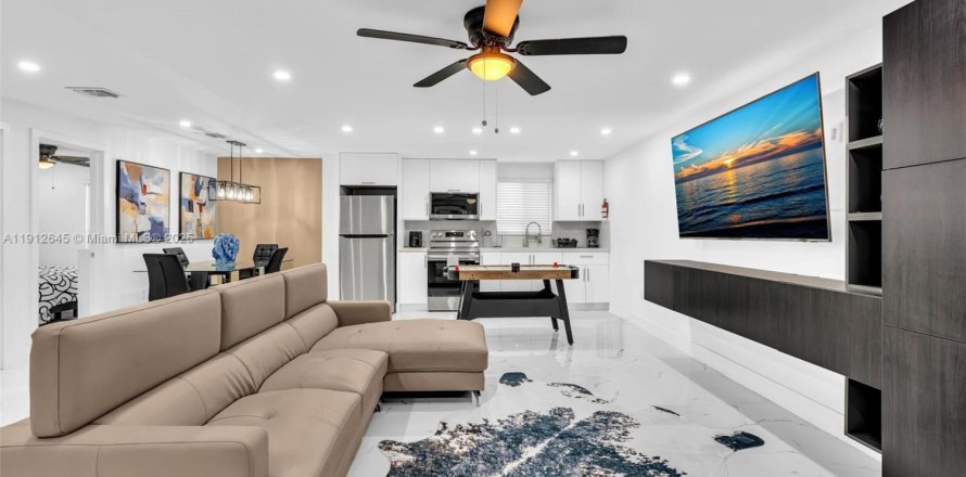 House in Miami, Florida 2 bedrooms, 74.32 sq.m. № 2013570