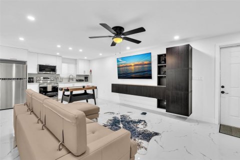 House in Miami, Florida 2 bedrooms, 74.32 sq.m. № 2013570 - photo 4