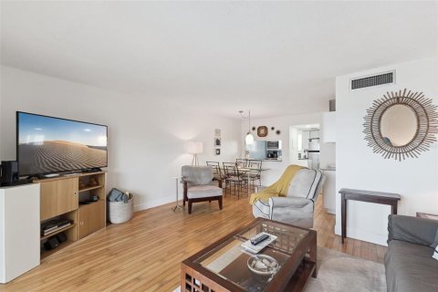 Condo in Ormond Beach, Florida, 1 bedroom № 2105297 - photo 9