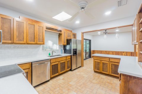 Casa en alquiler en Miami, Florida, 3 dormitorios, 176.89 m2 № 1993670 - foto 5