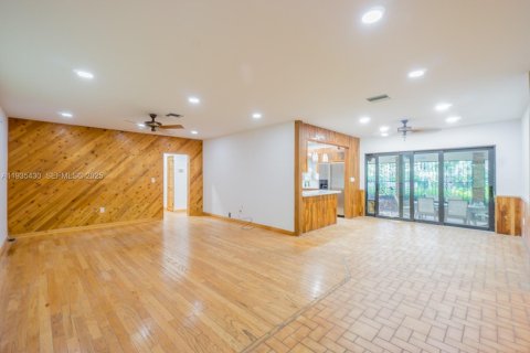 Casa en alquiler en Miami, Florida, 3 dormitorios, 176.89 m2 № 1993670 - foto 3