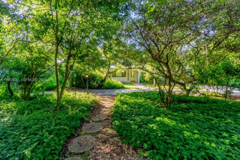 Casa en alquiler en Miami, Florida, 3 dormitorios, 176.89 m2 № 1993670 - foto 1